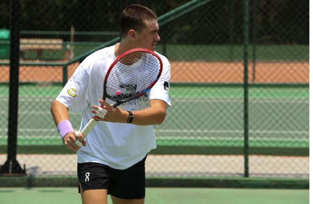 João Fonseca de cabelo raspado na Yes Tennis (Foto: Divulgação/Mercado Livre)