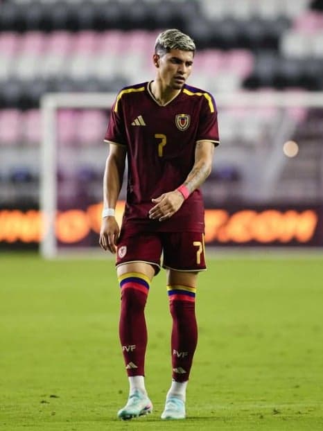 Gleiker Mendoza é jogador da seleção venezuelan e pode reforçar o Botafogo (Foto: Reprodução/Redes sociais)