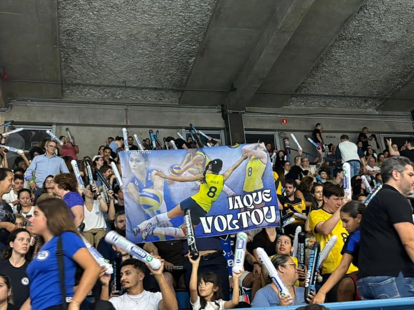 Torcida exibiu bandeira em homenagem a Jaqueline