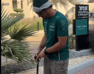 Fernando Alonso ganhou uma bengala de amigo secreto (Reprodução)