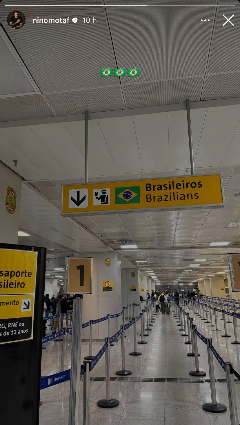 Story postado por Nino em aeroporto no Brasil (Foto: Reprodução)