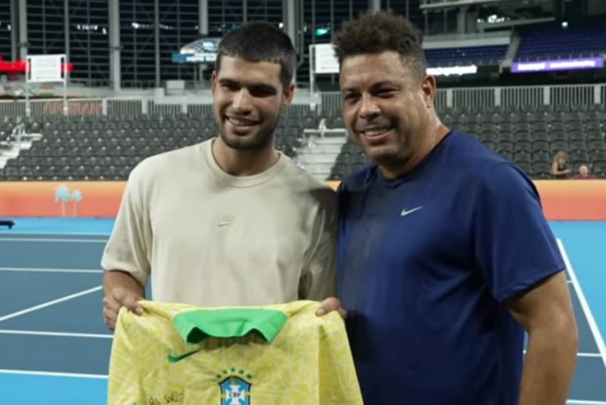 Carlos Alcaraz recebe camisa autografada de Ronaldo Fenômeno (Reprodução)