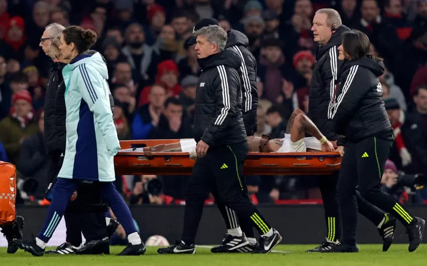 Em jogo do Arsenal, Gabriel Jesus é retirado de maca após grave lesão (Foto: IAN KINGTON/ IKIMAGES/ AFP)