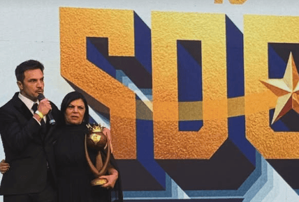 Falcão ao lado da mãe, na premiação do Sou do Esporte