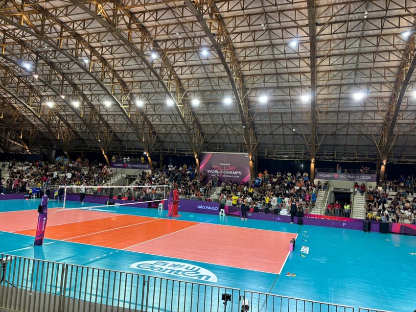 Torcida ocupando seus lugares antes do jogo (Foto: Beatriz Pinheiro / Lance!)