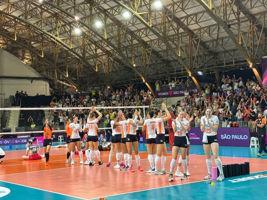 Jogadoras do Osasco cumprimentam a torcida (Foto: Beatriz Pinheiro / Lance!)