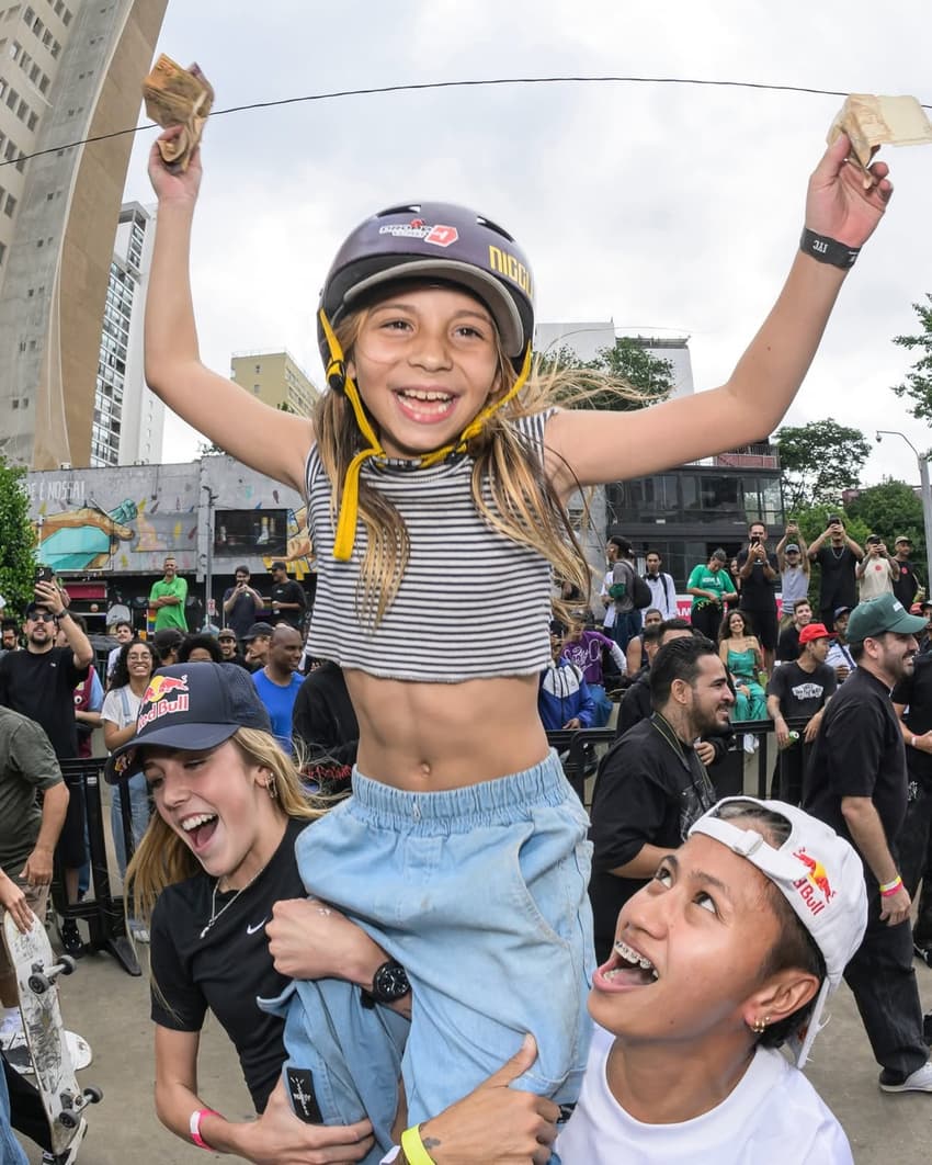 Margie Didal e Chloe Covell carregam fã nos ombros