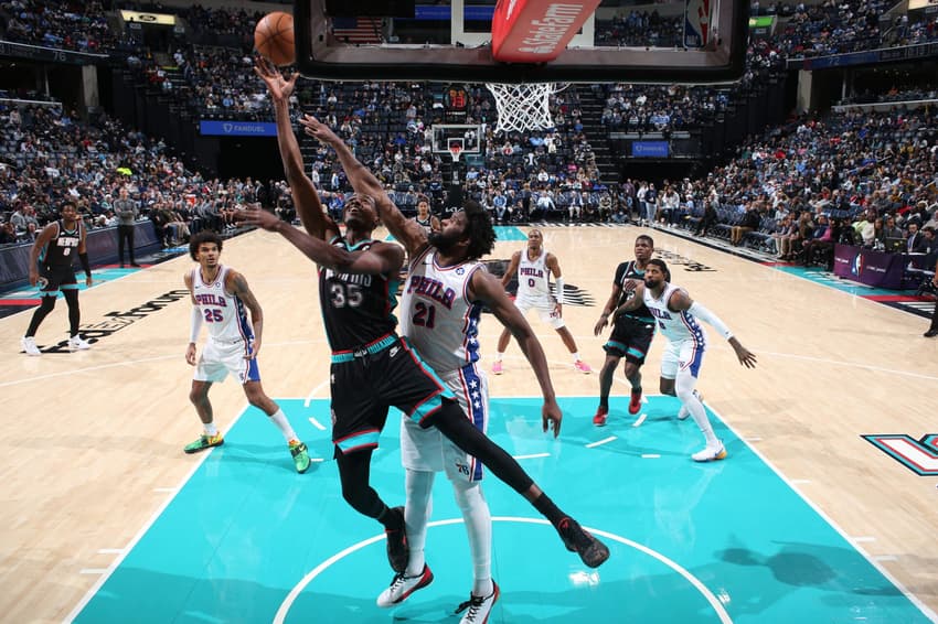 Joel Embiid bloqueando em jogo entre Philadelphia 76ers e Memphis Grizzlies na NBA (Foto: Joe Murphy/NBAE via Getty Images/AFP)