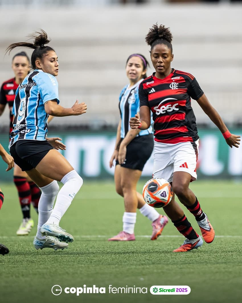 Kaylane, do Flamengo, domina a bola contra o Grêmio. (Foto: Jhony Inácio/Ag. Paulistão)