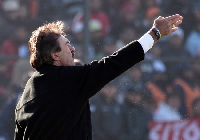 Premier League: Ricardo La Volpe, técnico conhecido pela saída de bola armada com dois zagueiros e um volante recuado, gesticula à beira de campo (Foto: Acervo/Lance!)