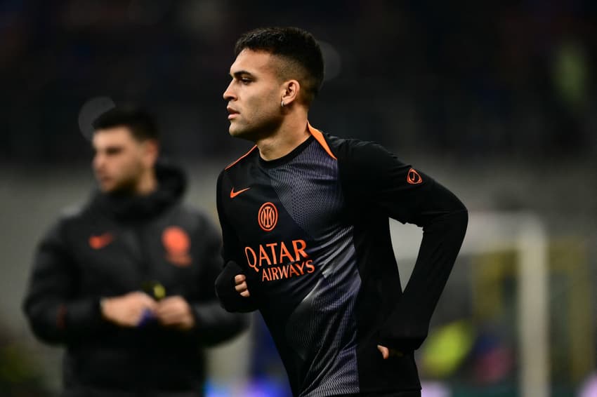 Lautaro Martínez aquece antes de Inter de Milão x Liverpool (Foto: Marco Bertorello / AFP)