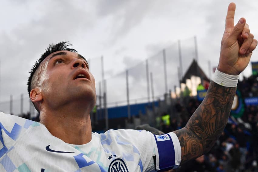 Lautaro Martínez comemora gol pela Inter de Milão (Foto: Isabella BONOTTO / AFP)