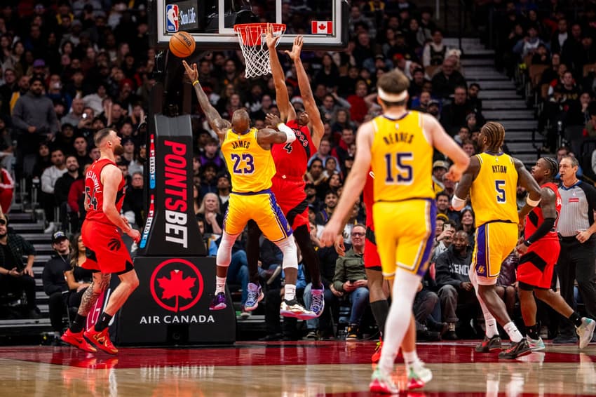 LeBron James, do Los Angeles Lakers, em ação contra o Toronto Raptors na NBA (Foto: Andrew Lahodynskyj/Getty Images/AFP)