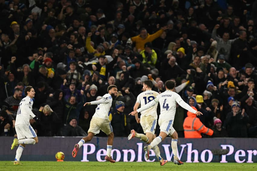 Pela Premier League, Leeds United e Liverpool empataram por 3 a 3 (Foto: Oli SCARFF / AFP)