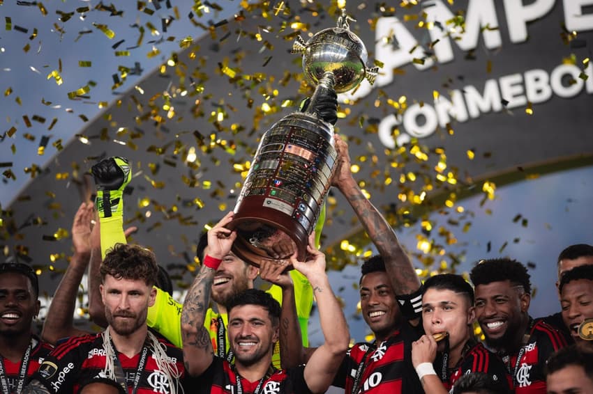 Arrascaeta e jogadores do Flamengo comemoram titulo da Libertadores (Foto: Marco Galvão/Zimel Press/Gazeta Press)