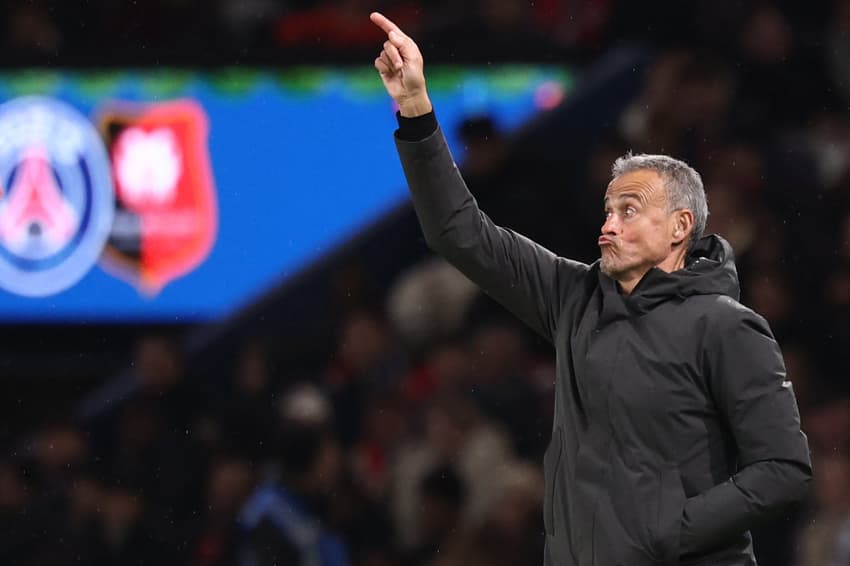 Luis Enrique, técnico do PSG, reage durante a partida válida pela Ligue 1 2025/26, no Parc des Princes (Foto: Franck Fife/AFP)
