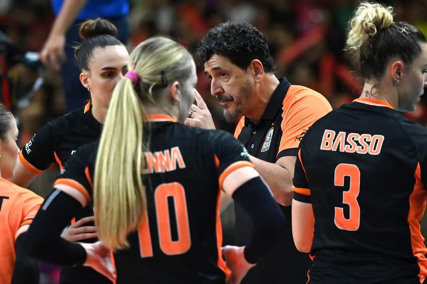 Luizomar de Moura orienta equipe durante estreia no Mundial