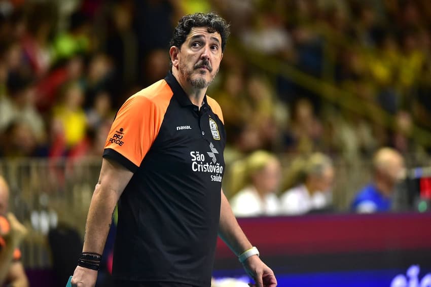 O técnico Luizomar fez várias mudanças na equipe ao longo do jogo