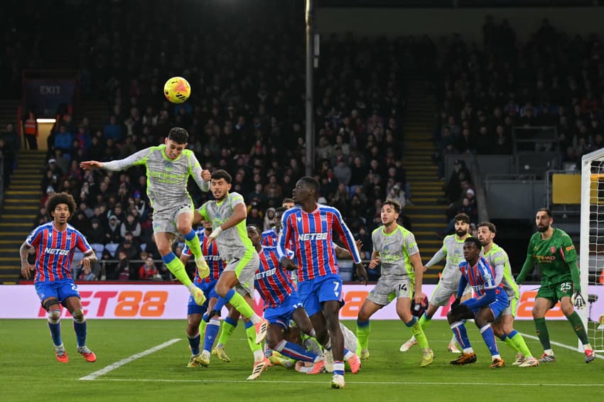 Phil Foden disputa bola durante vitória do Manchester City sobre o Crystal Palace na Premier League (Foto: Glyn KIRK / AFP)