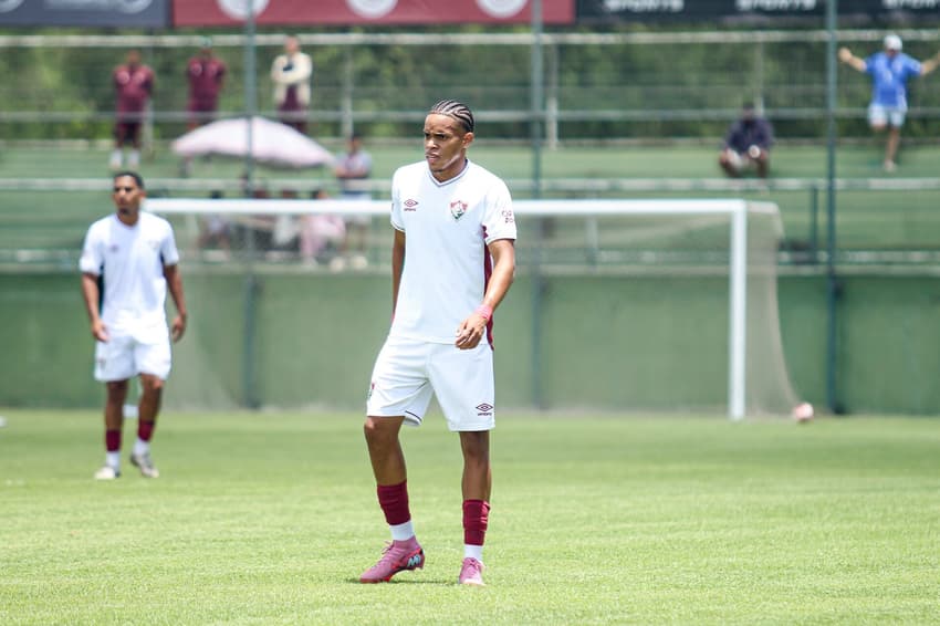 Matheus Reis em campo pelo time sub-20 do Fluminense (Foto: Leonardo Brasil/FFC)