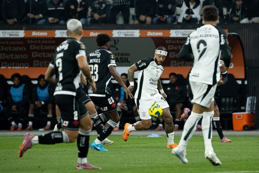 Memphis Depay carrega a bola em Corinthians x Vasco (Foto: Léo Barrilari/GazetaPress)