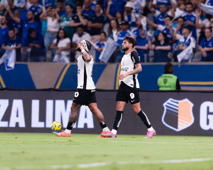 Memphis Depay comemora gol diante do Cruzeiro no Mineirão (Foto: Wanderson Oliveira/PxImages/GazetaPress)