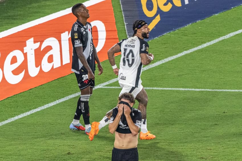 Memphis Depay sai para comemorar o segundo gol do Corinthians diante do Vasco