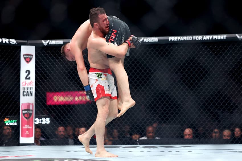 Merab Dvalishvili e Petr Yan no UFC 323 (Foto: Ian Maule/Getty Images/AFP)