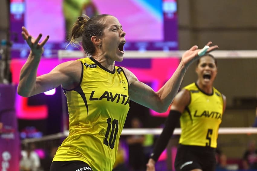 Michelle comemora após bloquear Antropova