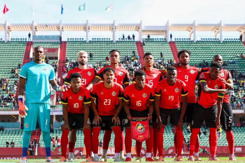 Jogos de hoje: jogadores de Moçambique posam para foto oficial antes da partida contra o Gabão, pelo Grupo F da Copa Africana de Nações, no Estádio Grand, em Agadir (Foto: Franck Fife/AFP)