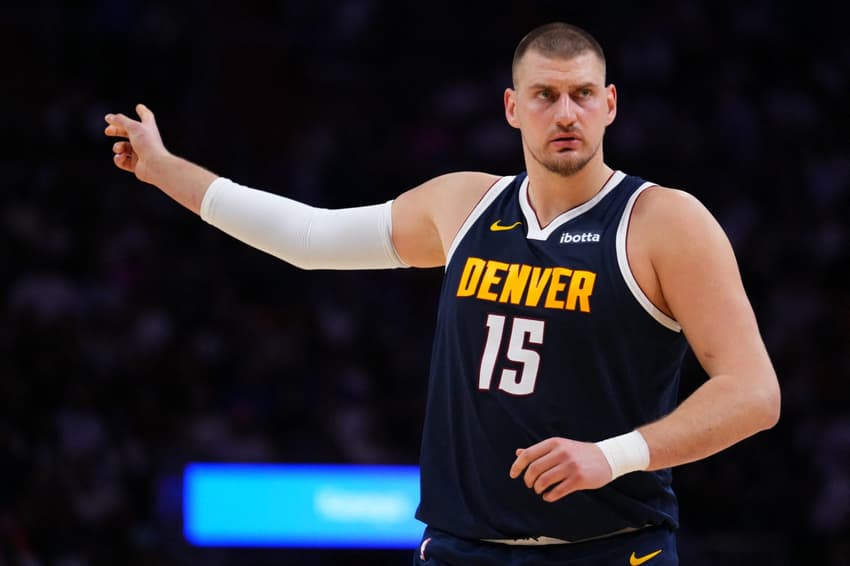 Nikola Jokic em jogo entre Denver Nuggets e Miami Heat na NBA (Foto: Rich Storry/Getty Images/AFP)