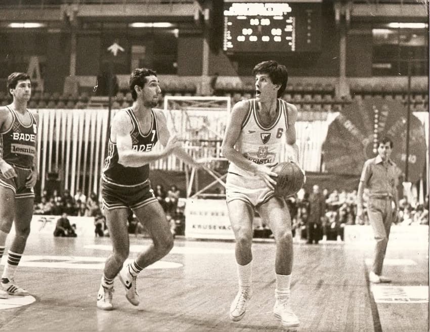 Slobodan Nikolic enquanto jogador (de branco a direita) (Foto: Divulgação)