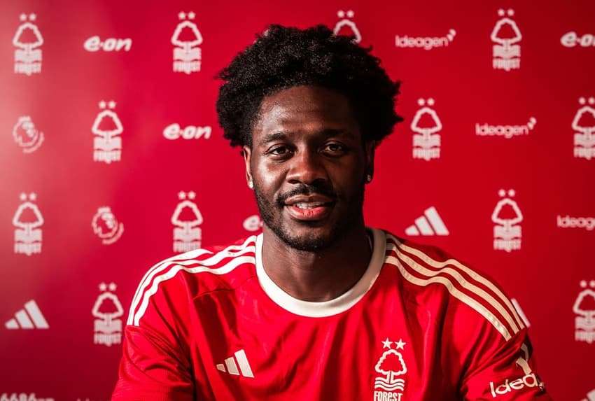 Ola Aina em anúncio pelo Nottingham Forest (Foto: Divulgação/Nottingham Forest)