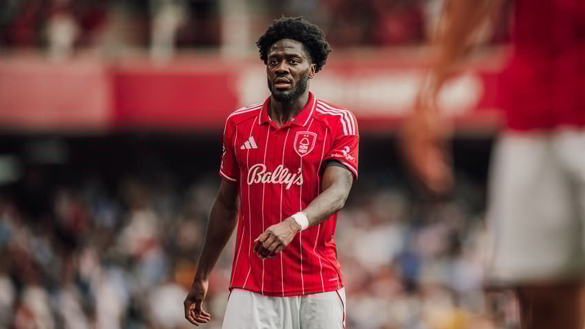 Ola Aina em ação pelo Nottingham Forest (Foto: Divulgação/Nottingham Forest)