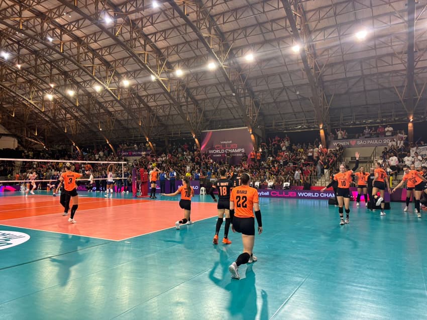 Jogadoras do Osasco aquecem antes do jogo contra o Scandicci (Foto: Beatriz Pinheiro/ Lance!)