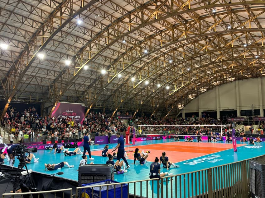 Equipes de Osasco e Alianza Lima aquecem para jogo do Mundial de Clubes (Foto: Beatriz Pinheiro/ Lance!)