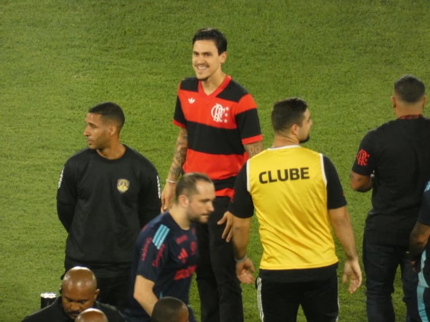 Pedro com a camisa do Flamengo (Foto: Lucas Bayer/Lance!)