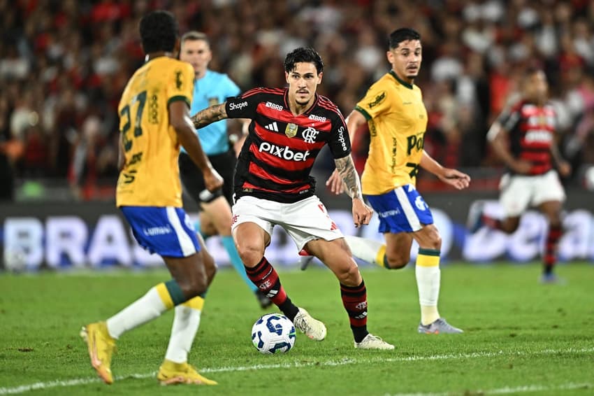 Pedro conduz a bola durante a partida entre Flamengo e Mirassol (Foto: Andrão Fabiano/Gazeta Press)