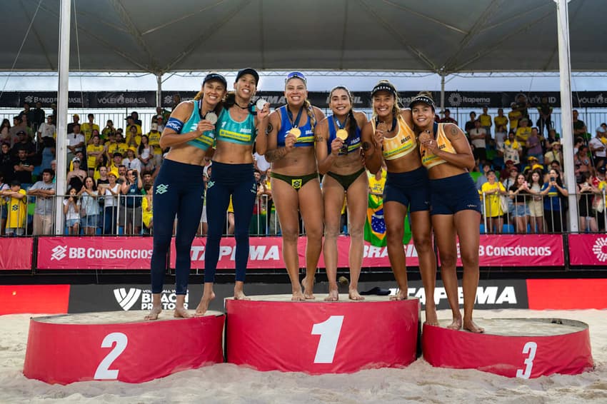 Pódio 100% brasileiro na etapa do Mundial de Itapema (Foto: Volleyball World)