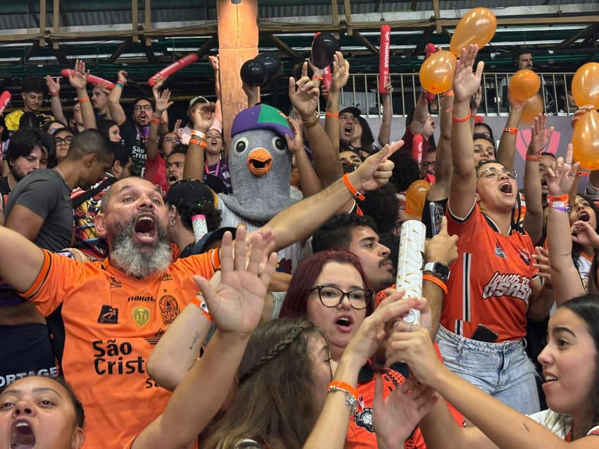 Mascote de pombo na torcida do Osasco (Foto: Beatriz Pinheiro/ Lance!)