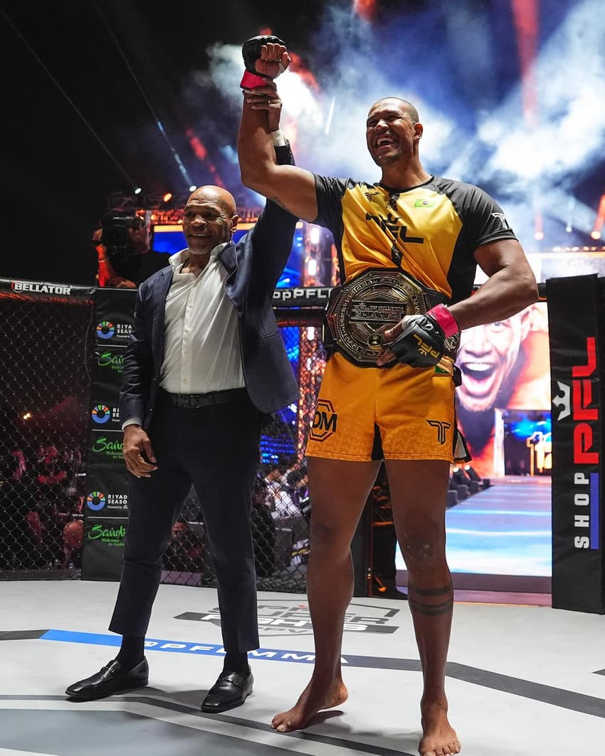 Renan foi coroado por Mike Tyson na PFL (Foto: Reprodução Instagram PFLMMA)