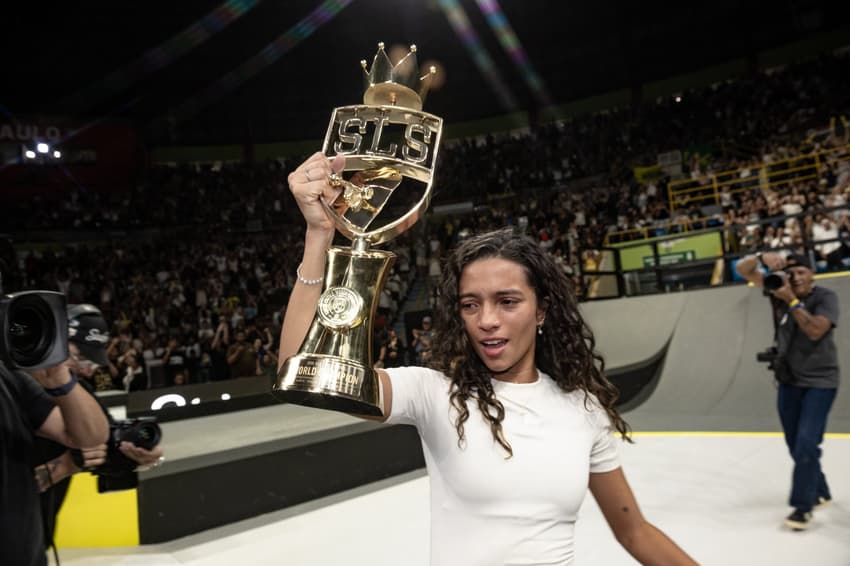 Rayssa Leal, com seu quarto troféu do Super Crown (Foto: Pablo Vaz/ SLS)