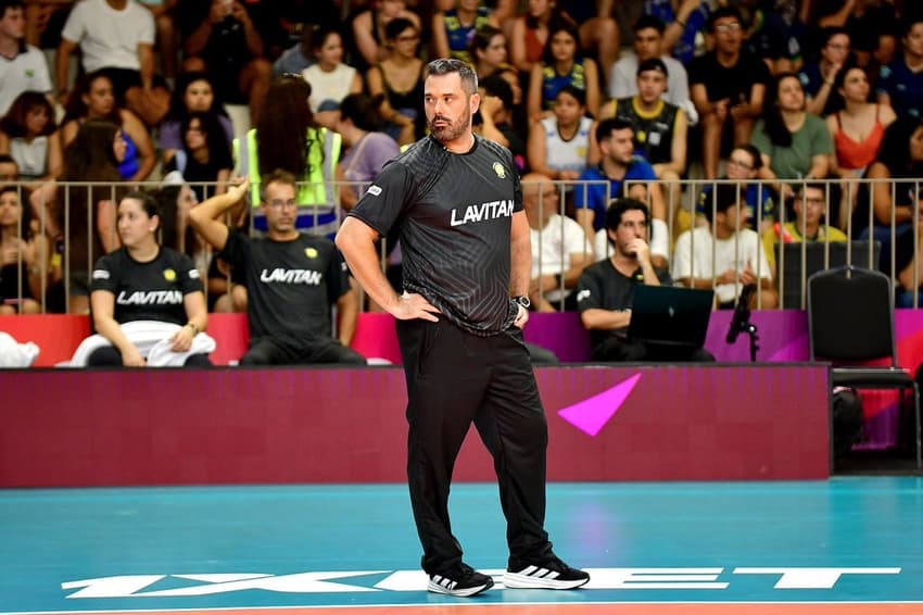 Rui Moreira, técnico do Praia Clube, durante jogo no Mundial de vôlei (Foto: Deco Pires)