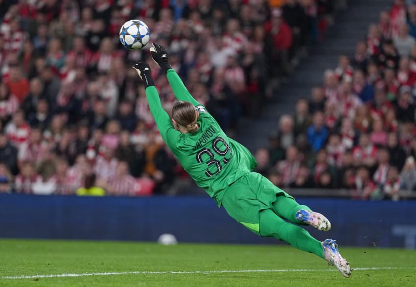 Matvey Safonov em ação durante empate do PSG contra o Athletic Bilbao pela Champions League (Foto: Cesar MANSO / AFP)