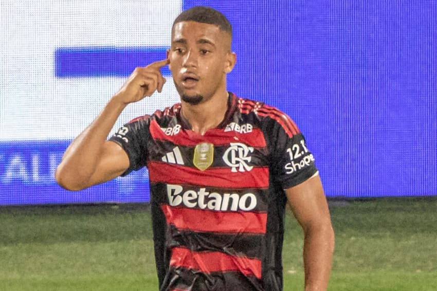 Samuel Lino comemora gol no jogo do Flamengo contra o Ceará