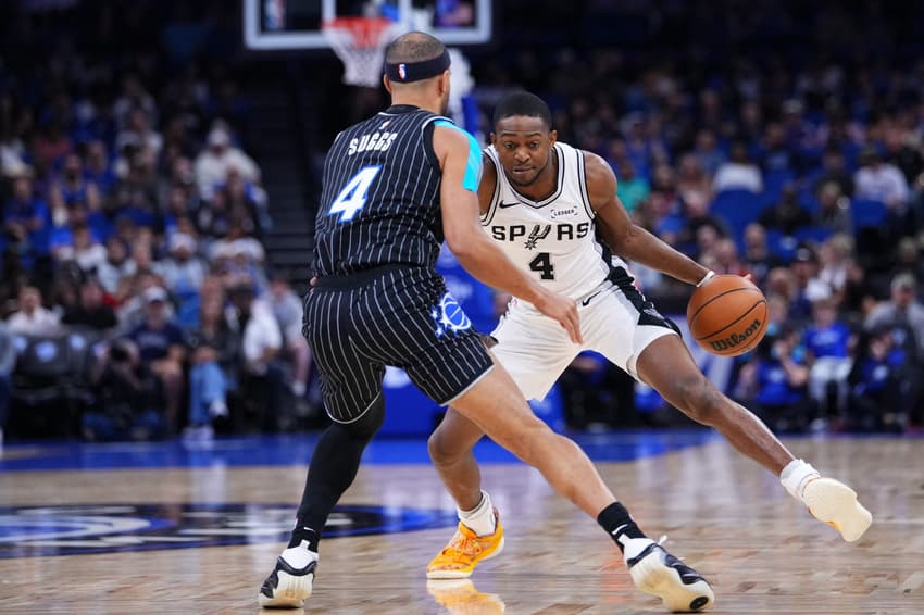 De'Aaron Fox, do San Antonio Spurs durante jogo contra Orlando Magic da NBA (Foto: Rich Storry / GETTY IMAGES NORTH AMERICA / Getty Images via AFP)