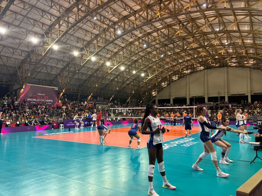 Atletas do Scandicci aquecem antes do jogo contra o Osasco pelo Mundial (Foto: Beatriz Pinheiro/ Lance!)