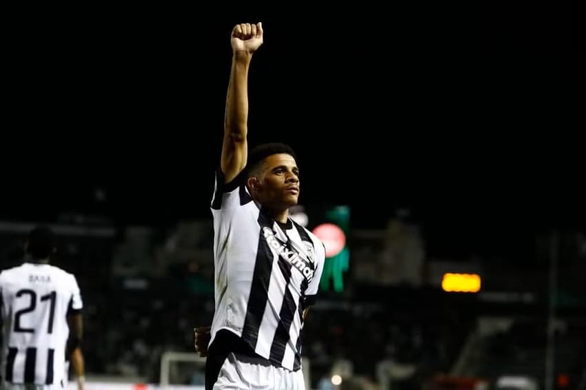 Taison comemorando gol pelo PAOK-GRE