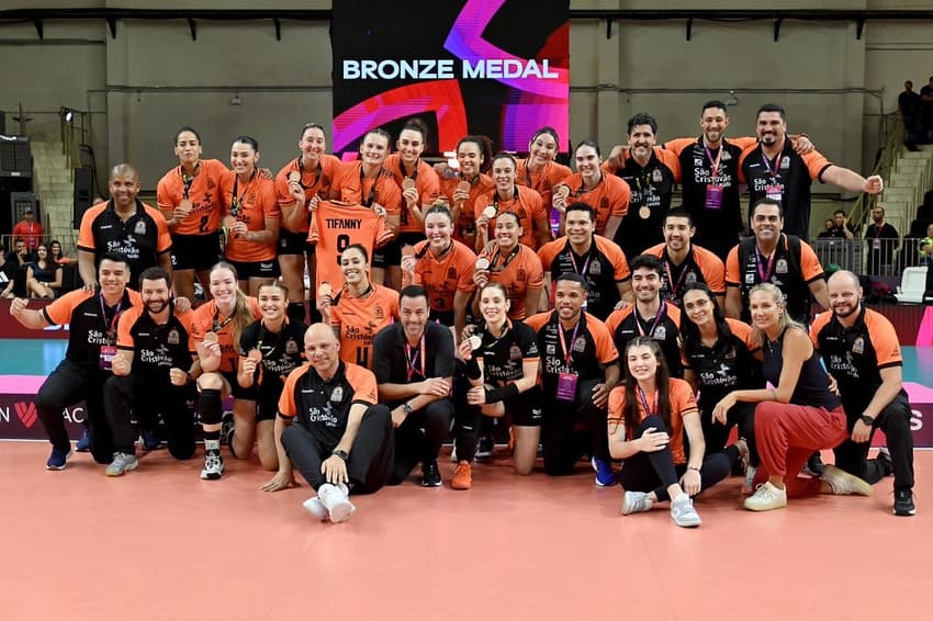 Tifanny posa com o elenco do Osasco após bronze no Mundial