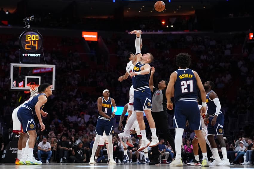 Início da partida entre Denver Nuggets e Miami Heat na NBA (Foto: Rich Storry/Getty Images/AFP)